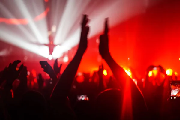Силуэты концертной толпы перед яркими огнями сцены — стоковое фото