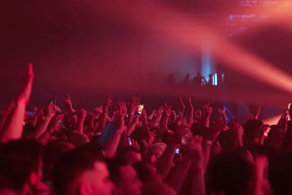 Siluetas de la multitud de conciertos frente a luces de escenario brillantes —  Fotos de Stock