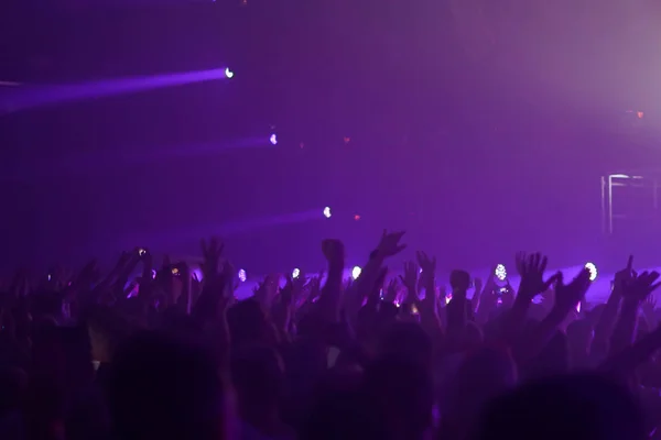 Silhuetas de multidão de concerto na frente de luzes de palco brilhantes — Fotografia de Stock