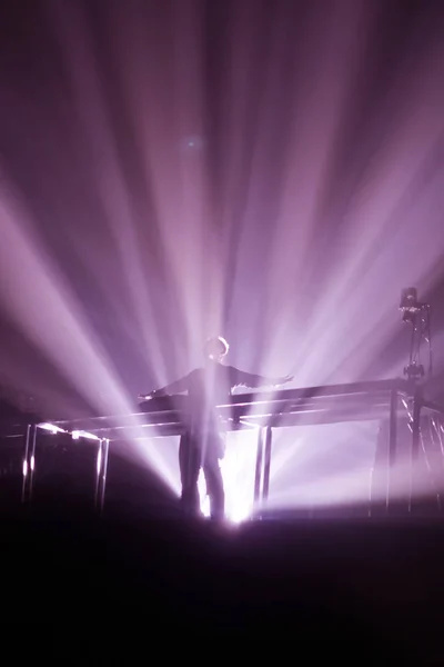 Silhouettes of concert crowd in front of bright stage lights. Nightlife and concert party concept. — Stock Photo, Image