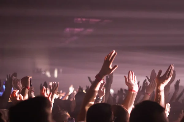 Silhuetas de multidão de concertos em frente a luzes de palco brilhantes. Conceito de vida noturna e festa de concerto . — Fotografia de Stock