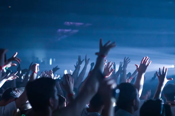 Silhouettes of concert crowd in front of bright stage lights. Nightlife and concert party concept. — Stock Photo, Image