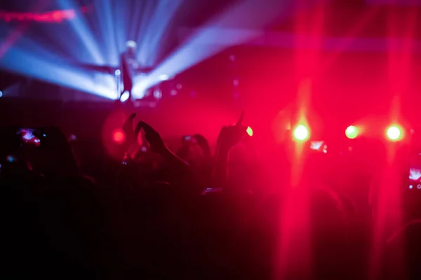 Siluetas de la multitud de conciertos frente a las luces del escenario brillantes. Vida nocturna y concepto de fiesta de concierto . —  Fotos de Stock