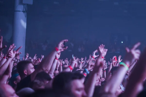 Silhouettes of concert crowd in front of bright stage lights. Nightlife and concert party concept. — Stock Photo, Image