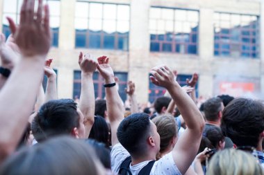 Konserde cep telefonundan grubun dinleyici kaydı videosu.