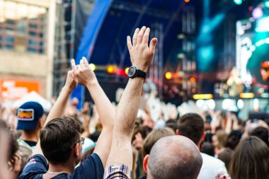Konserde cep telefonundan grubun dinleyici kaydı videosu.