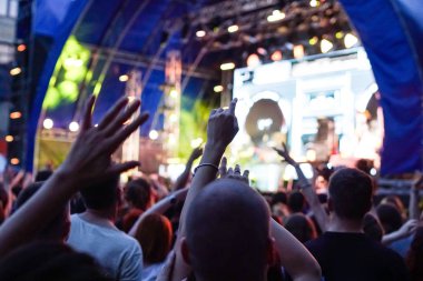 Konserde cep telefonundan grubun dinleyici kaydı videosu.