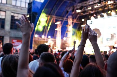 Konserde cep telefonundan grubun dinleyici kaydı videosu.