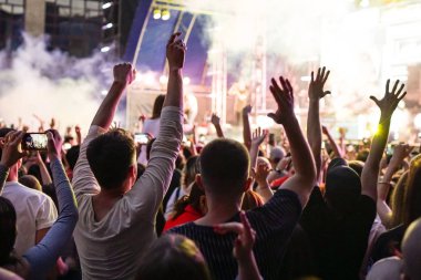 Konserde cep telefonundan grubun dinleyici kaydı videosu.