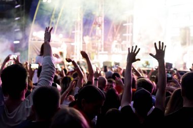 Konserde cep telefonundan grubun dinleyici kaydı videosu.