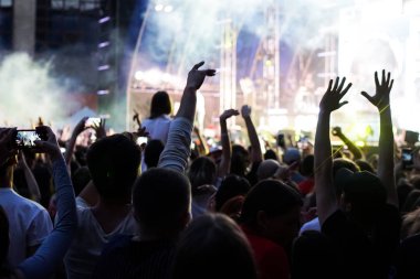 Konserde cep telefonundan grubun dinleyici kaydı videosu.