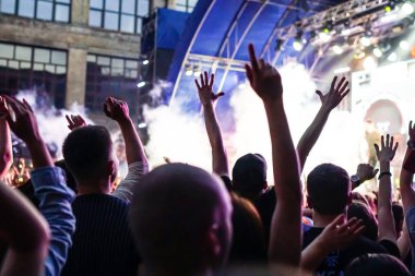 Konserde cep telefonundan grubun dinleyici kaydı videosu.