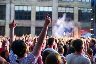 Konserde cep telefonundan grubun dinleyici kaydı videosu.