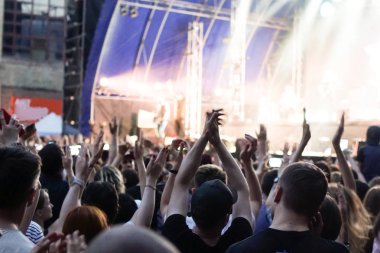 Konserde cep telefonundan grubun dinleyici kaydı videosu.