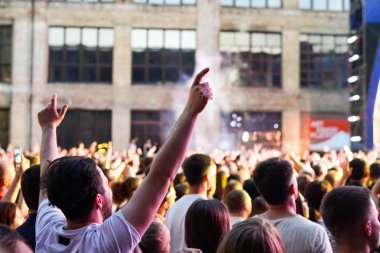 Konserde cep telefonundan grubun dinleyici kaydı videosu.