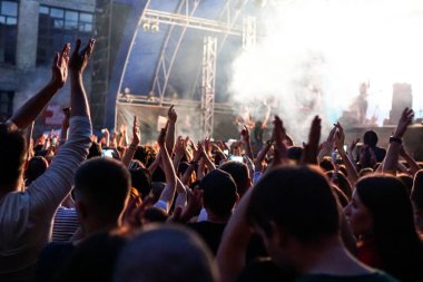 Konserde cep telefonundan grubun dinleyici kaydı videosu.