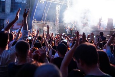 Konserde cep telefonundan grubun dinleyici kaydı videosu.