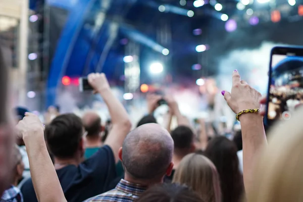 Publikum nimmt Video von Band auf Handy bei Konzert auf. — Stockfoto