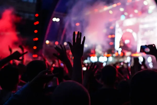Publikum nimmt Video von Band auf Handy bei Konzert auf. — Stockfoto