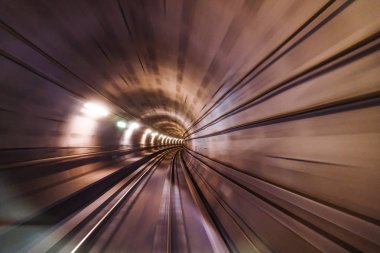 Bulanık kromatik renkli tünel araba trafik hareket bulanıklığı. Hareket hızı ve dinamikleri bulanıklaştırma.