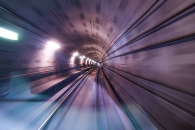 Bulanık kromatik renkli tünel araba trafik hareket bulanıklığı. Hareket hızı ve dinamikleri bulanıklaştırma.