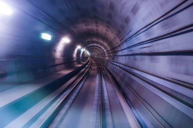 Bulanık kromatik renkli tünel araba trafik hareket bulanıklığı. Hareket hızı ve dinamikleri bulanıklaştırma.