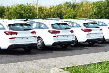 Renk sınıflandırma ile hisse senedi Closeup fotoğraf yeni araçlarda. Üst üste Satılık yepyeni arabalar. Otomobil endüstrisi.