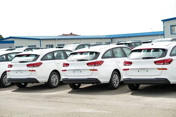 Nieuwe voertuigen in voorraad close-up foto met kleurcorrectie. Gloednieuwe auto's te koop in een rij. Auto industrie. — Stockfoto