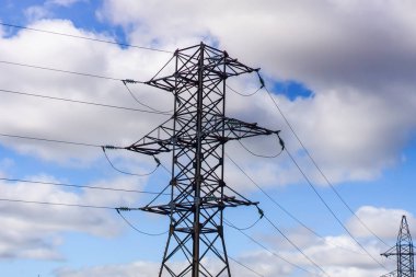 Yüksek voltaj postası. Yüksek voltajlı gökyüzü arka planı..