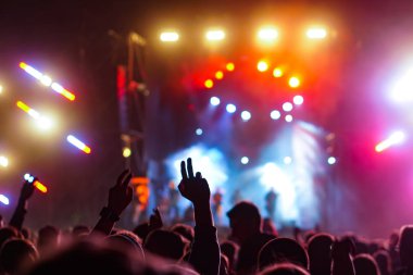 Müzik festivalinde kalabalığın içinde omuzlarında bir kız.