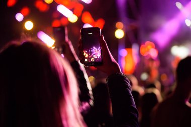 Bir konser sırasında akıllı telefonla fotoğraf çekmeyi kapat