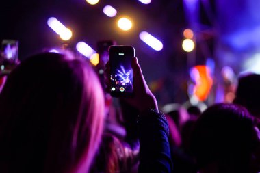 Bir konser sırasında akıllı telefonla fotoğraf çekmeyi kapat