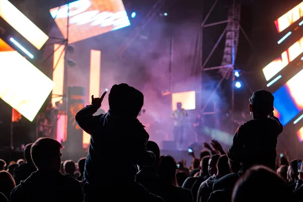 Lány vállon a tömegben egy zenei fesztiválon. — Stock Fotó