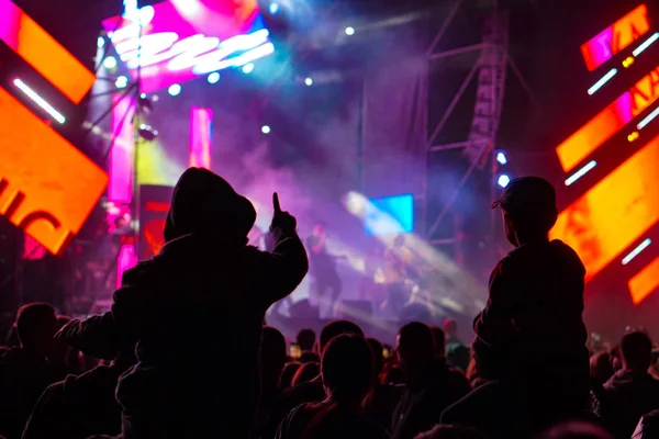 Menina nos ombros na multidão em um festival de música . — Fotografia de Stock