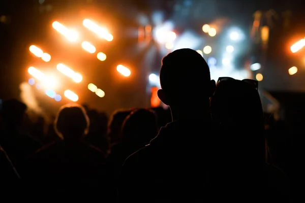 Junges Paar genießt das Konzert. — Stockfoto