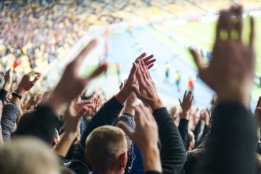 Futbol-futbol taraftarları takımlarını destekliyor ve tam stadyumda golü açık havada kutluyorlar.