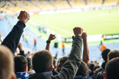 Futbol-futbol taraftarları takımlarını destekliyor ve tam stadyumda golü açık havada kutluyorlar.