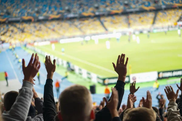 I tifosi di calcio sostengono la loro squadra e festeggiano il gol in pieno stadio all'aria aperta . — Foto Stock