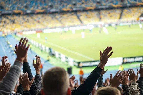 サッカー- サッカーファンは彼らのチームをサポートし、オープンエアでフルスタジアムでゴールを祝う. — ストック写真