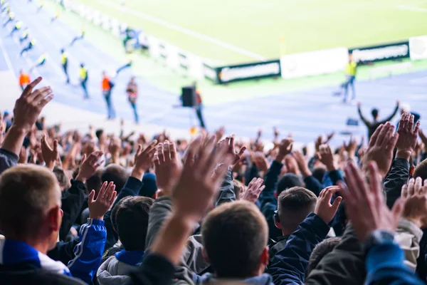 Piłka nożna-fani piłki nożnej wspierają swój zespół i świętować cel w pełnym Stadium z otwartym powietrzem. — Zdjęcie stockowe