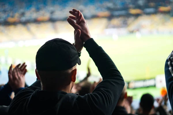 Torcedores de futebol apoiam sua equipe e celebram gol em estádio completo ao ar livre . — Fotografia de Stock