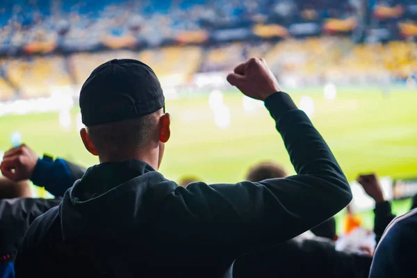 Labdarúgás-futballszurkolók támogatják a csapatot, és ünnepelni cél teljes stadion a szabadtéri. — Stock Fotó