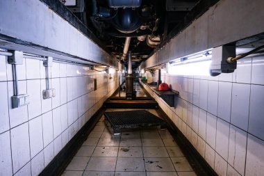 Garaj muayene çukura. Yerdeki su