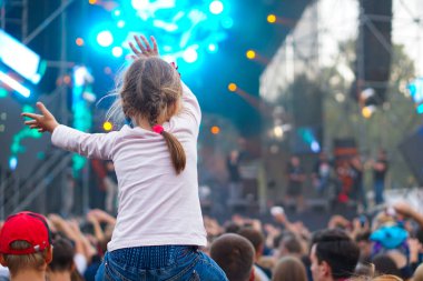 Çocuklar bir sokak konserinde boynuna dolanıyor