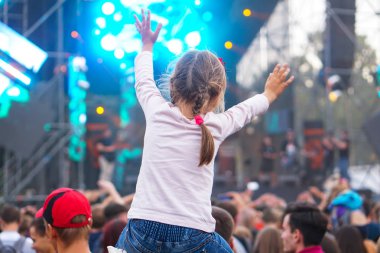 Çocuklar bir sokak konserinde boynuna dolanıyor