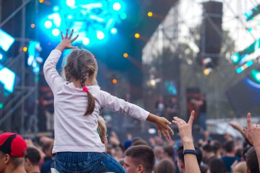 Çocuklar bir sokak konserinde boynuna dolanıyor