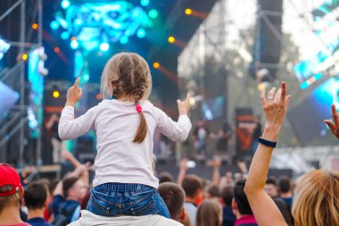 Çocuklar bir sokak konserinde boynuna dolanıyor