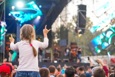 Çocuklar bir sokak konserinde boynuna dolanıyor