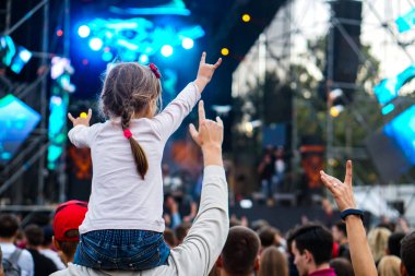 Çocuklar bir sokak konserinde boynuna dolanıyor