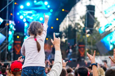Çocuklar bir sokak konserinde boynuna dolanıyor